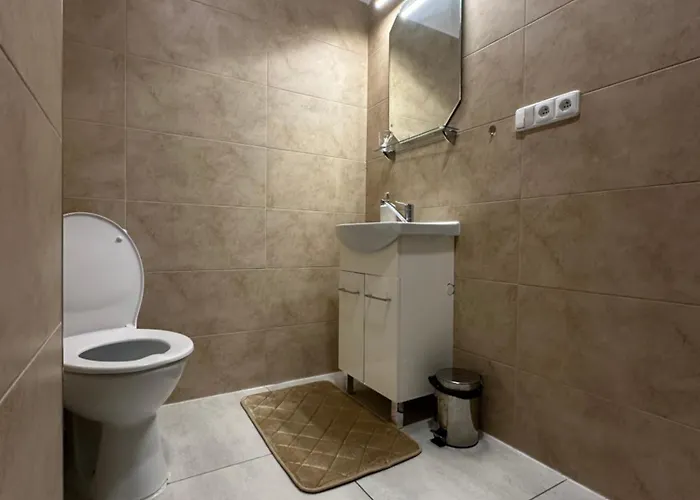 Modern & Cozy Near Hockey & Football Arena *